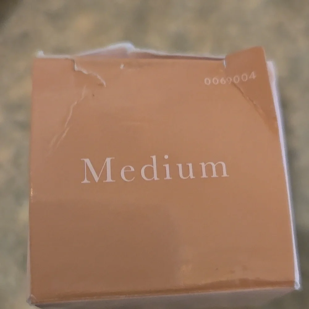 Laura Geller hydrating liquid foundation medium Nwot